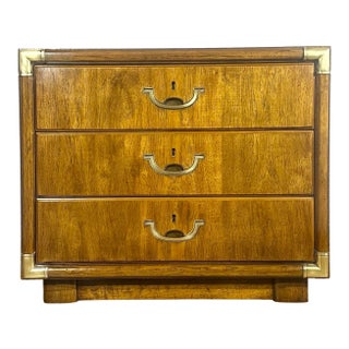 1980s Vintage Drexel Heritage Campaign Nightstand / Side Table in Walnut and Brass – Accolade Collection⚡️ For Sale