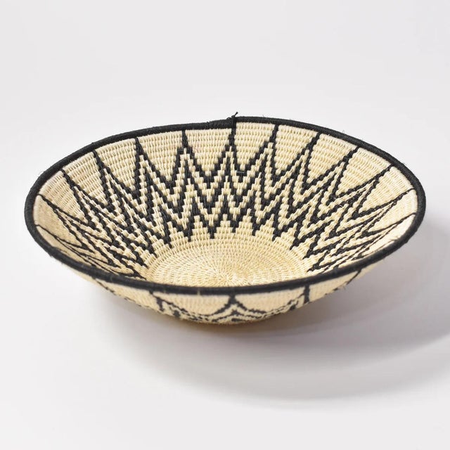 Beige Early 20th Century Sisal Handwoven Black and White Star Basket Eswatini 8inch For Sale - Image 8 of 8