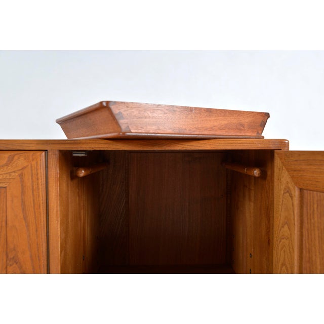 Wood Mid-Century Modern Windsor Sideboard in Elm and Beech by Lucian Ercolani for Ercol, 1955 For Sale - Image 7 of 18