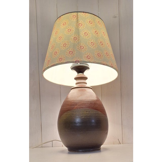 1970s Vintage Table Lamp with Brown Ceramic Base and Fabric Shade, 1970s For Sale - Image 5 of 7