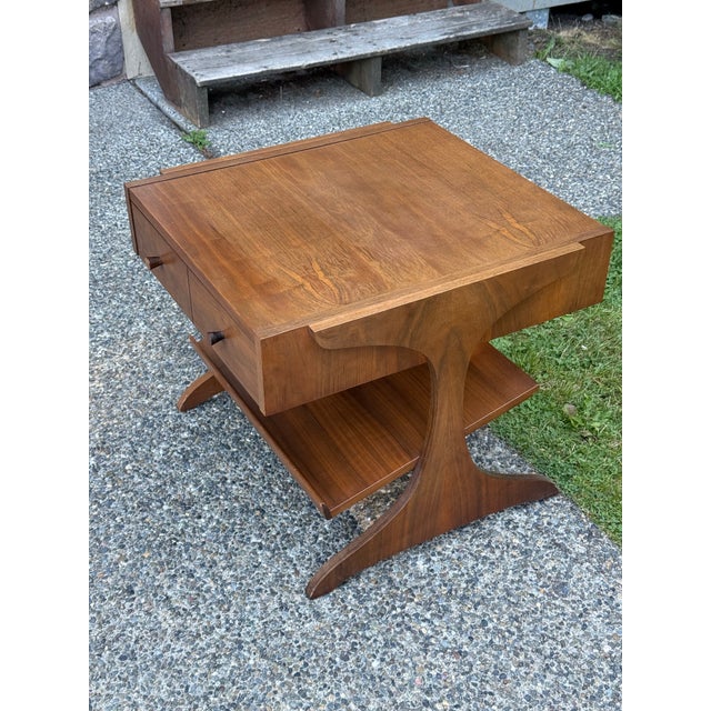1960s Mid-Century Modern Sculpted Kroehler Walnut 1960's Side Table For Sale - Image 5 of 11