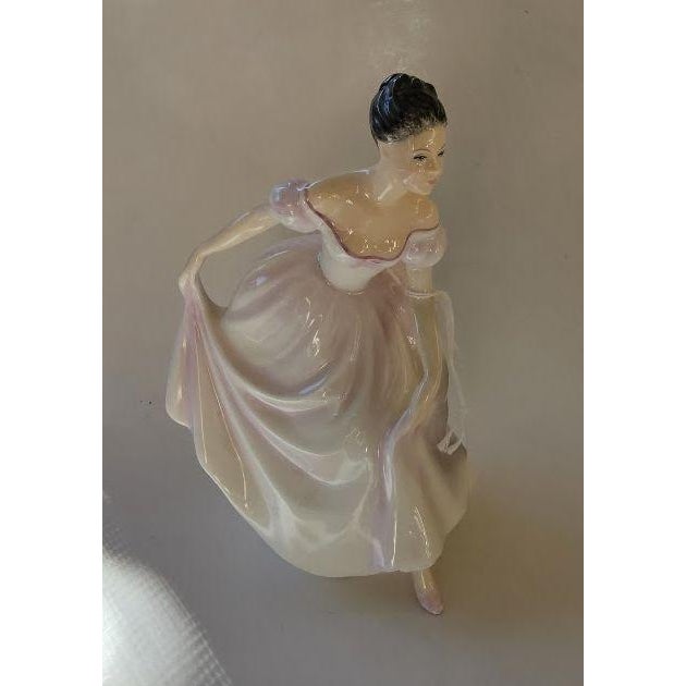 Royal Doulton 1990 Royal Doulton Danielle Figurine - Peter a Gee For Sale - Image 4 of 9