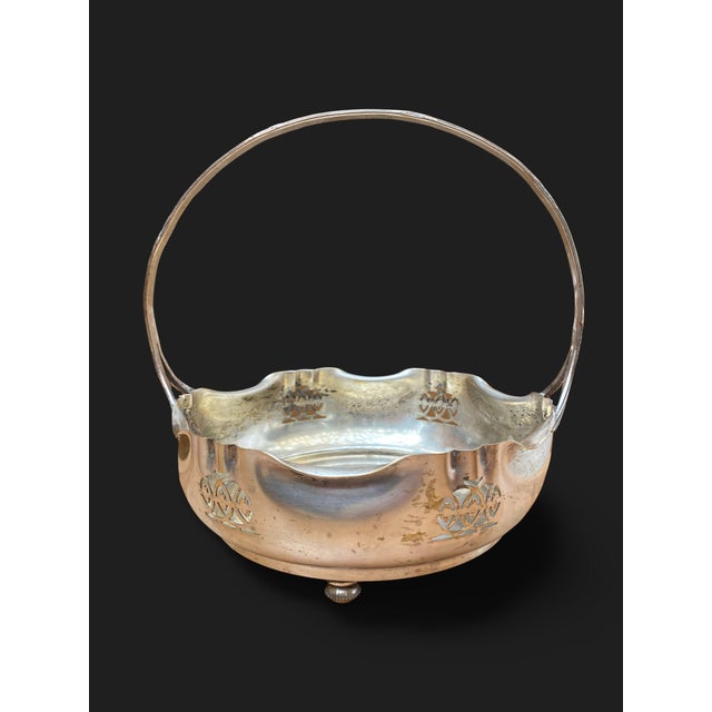 Art Deco style, circa 1920. Circular silver-plated metal basket, resting on three small feet, with a wavy rim and openwork...