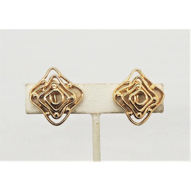 This is part of Chairish’s Costume Jewelry assortment. Goldtone "maze" square shaped openwork clip and screw back...