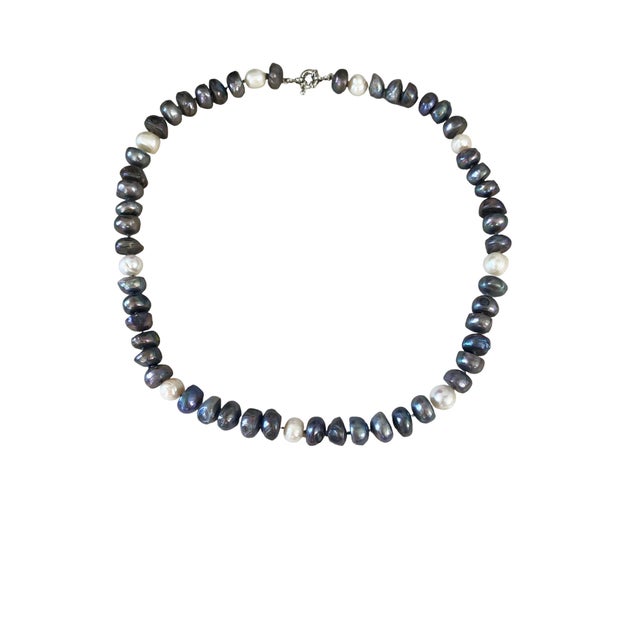 1940s Vintage Black White Blue Grey 19.5" Long Freshwater Baroque Necklace Pearls For Sale - Image 5 of 11