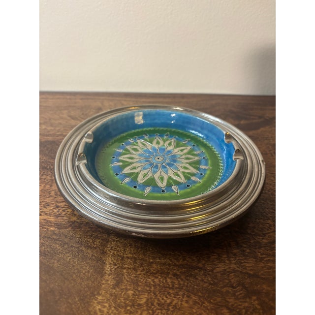 A classic example of mid century Italian ceramic design, this 1950s Bitossi ashtray showcases the iconic Rimini blue glaze...