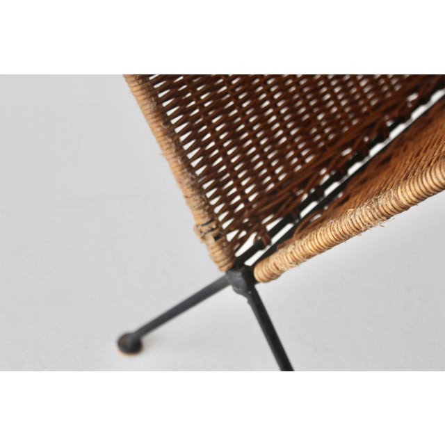 Mid 20th Century Scandinavian Style Hand-Woven Rattan Metal Folding Magazine Newspaper Rack Mid Century Modern For Sale - Image 14 of 16