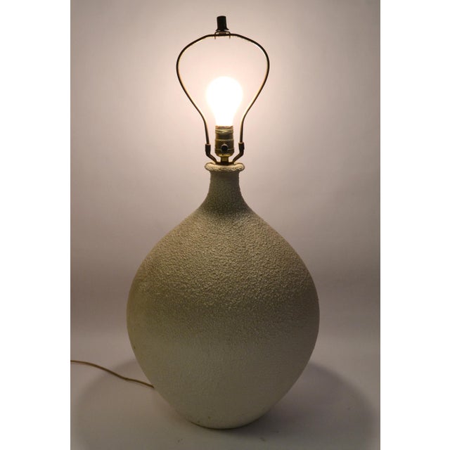 1950s 1950s Mid-Century Modern American Handmade Textured Ceramic Pottery Table Lamp For Sale - Image 5 of 6