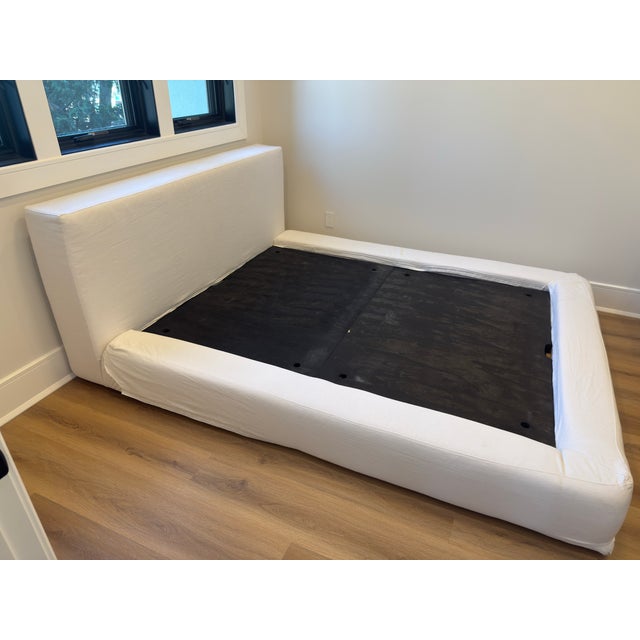 A nod to the relaxed modernism of mid-20th-century American design, our Cloud Platform Bed features a low, footless frame...