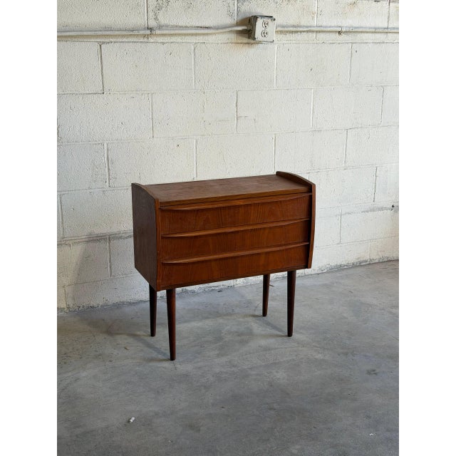Vintage Danish Teak 3 Drawer Dresser Scandinavian Modern Bedside Table For Sale - Image 4 of 9