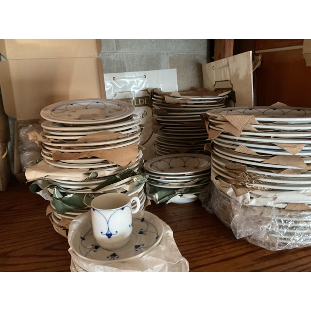 New 1980s Exquisite Porcelain With Kiruna Blue-Mittsomer Set 101 Pieces For Sale In New York - Image 6 of 14