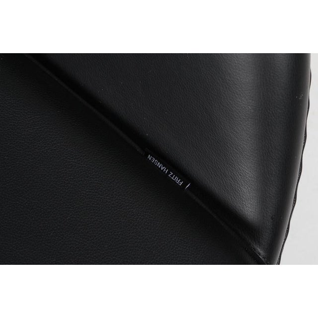 Egg Chair in Black Leather by Arne Jacobsen for Fritz Hansen, 2024 For Sale - Image 6 of 9