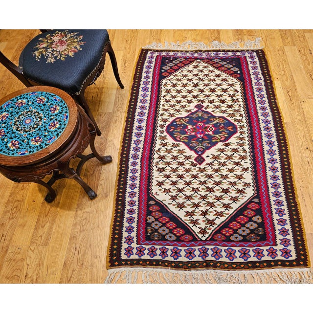 Vintage Senneh Kilim Area Rug, Handwoven Wool, Floral Pattern, Ivory & Red, 3x5 For Sale In Chicago - Image 6 of 15