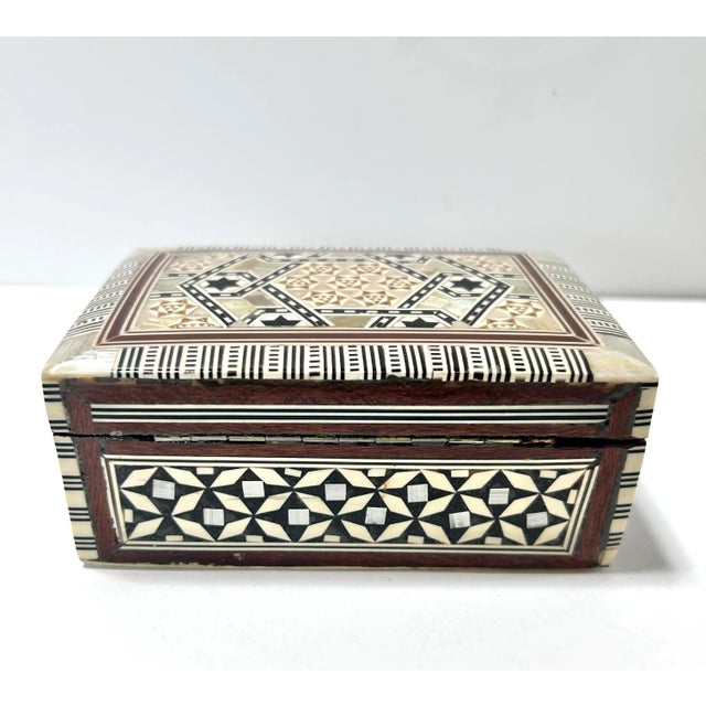 Vintage Anglo-Indian Mosaic Inlay Jewelry Box – Moorish Mother of Pearl Trinket Casket For Sale - Image 4 of 8