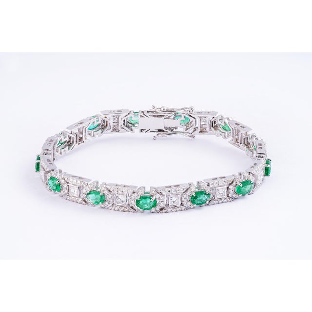 Contemporary Natural Zambian Emerald Tennis Bracelet with Diamonds and 18k Gold For Sale - Image 3 of 18