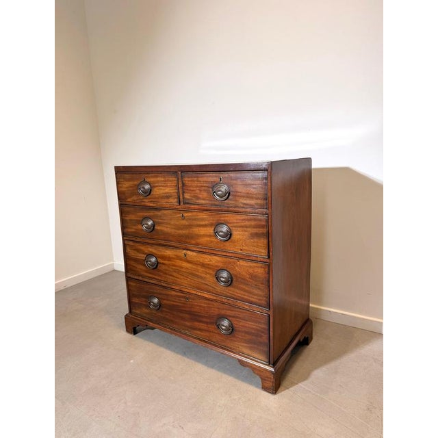 Elegant antique chest of drawers crafted in mahogany (acajou) , displaying the rich colour and attractive natural grain...