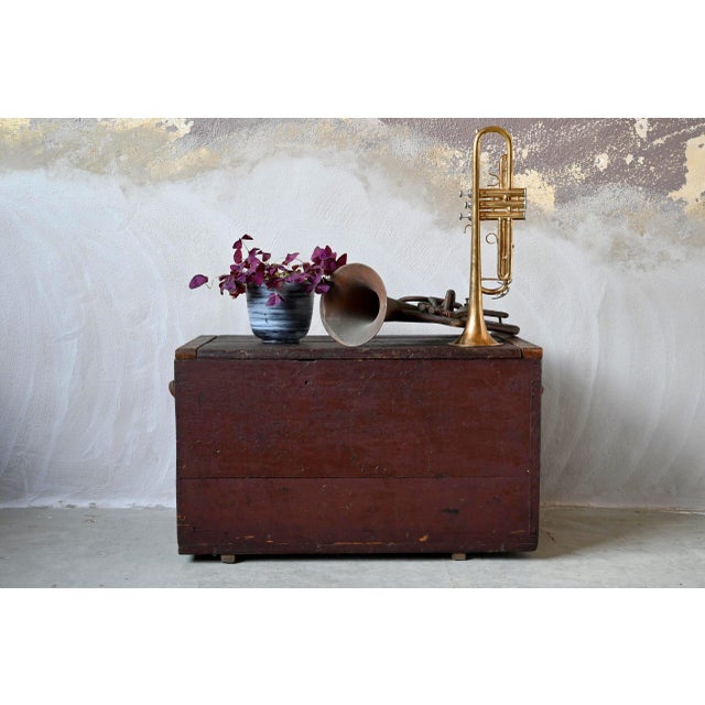 We fell in love with the old wallpapers full of poetry, covering the interior of this superb old trunk. Authentic chest...