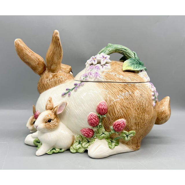 Ceramic Farmhouse Fitz & Floyd Botanical Bunny Rabbit Family Ceramic Cookie Jar – Cottagecore / Spring For Sale - Image 7 of 18