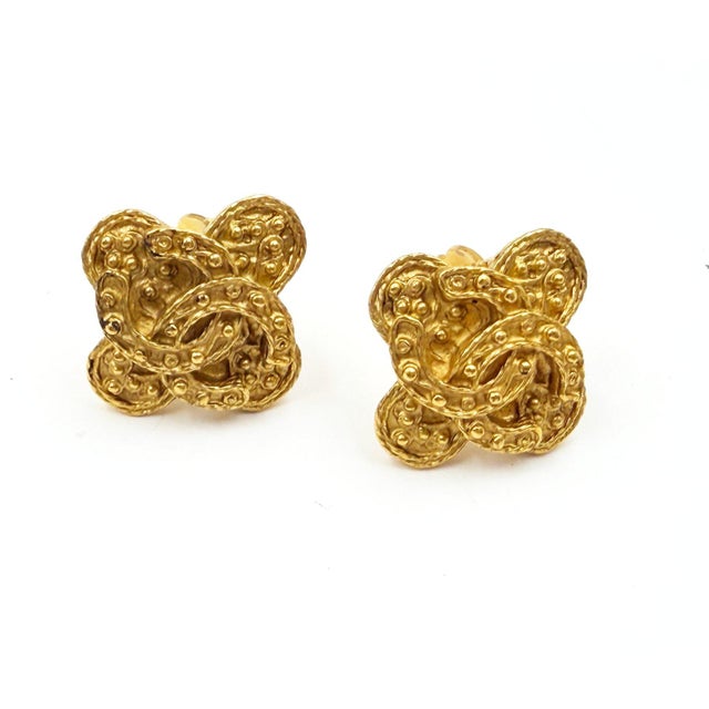 1990s Chanel Vintage Gold Plated CC Dot Cross Clip on Earrings, A Pair For Sale - Image 5 of 6