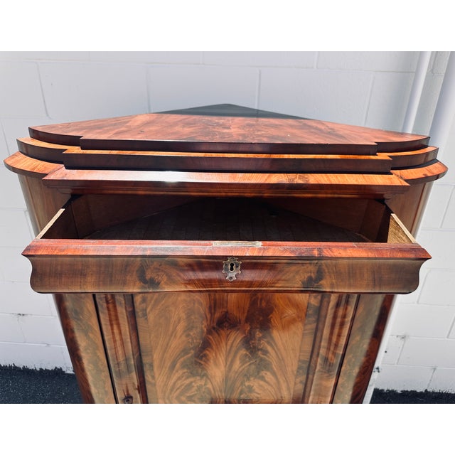 Mid 18th Century Mid 18th Century Biedermeier Flamed Mahogany Corner Cabinet, Denmark For Sale - Image 5 of 18