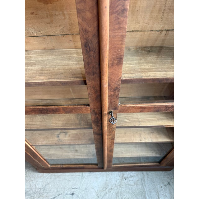 A distinctive piece rooted in 19th-century bourgeois tradition, this double-door display cabinet perfectly exemplifies the...