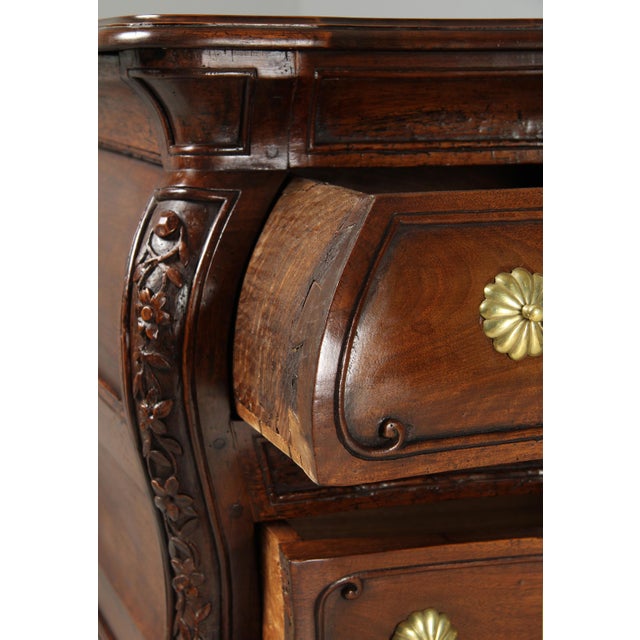 Antique French Commode in Walnut, 1740 For Sale - Image 12 of 18