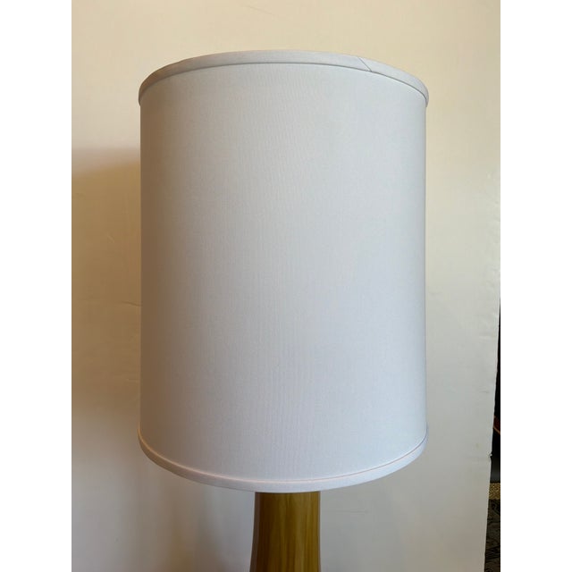 2020s Global Views Large Mid-Century Style Camel Glaze Lamps - Pair. For Sale - Image 5 of 8