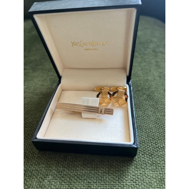 YVES SAINT LAURENT YSL Gold Plate Cufflinks & Tie Tack Clip Set, Original Case For Sale In New York - Image 6 of 18