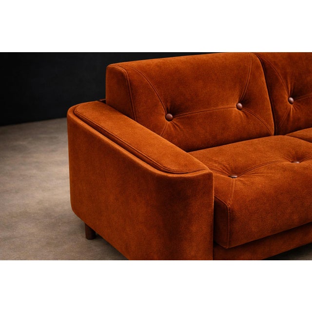 “Pullman” Sofa in Burnt Caramel Mohair With Brazilian Rosewood Buttons by Jorge Zalszupin for L’Atelier, Brazil, 1970s For Sale - Image 15 of 16