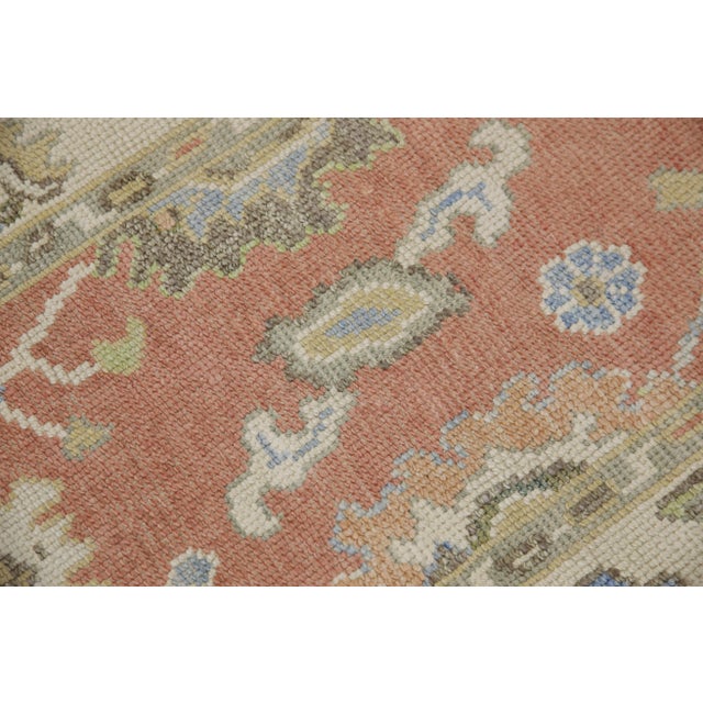 This modern Turkish Oushak rug is a stunning piece of art that has been handwoven using traditional techniques by skilled...