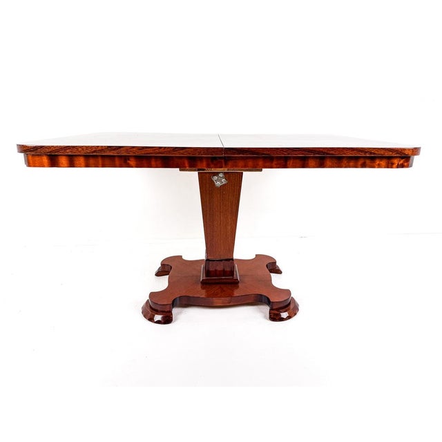 Swedish Modern Pedestal Coffee Table in Figured Oak, 1940s, in Very Good conditions. Designed 1950 to 1959