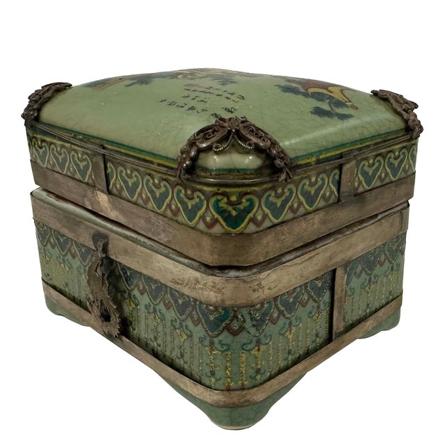 This is an antique Geisha Trinket Box made of porcelain with hand painted Geisha girl on the lid. Originating from China...