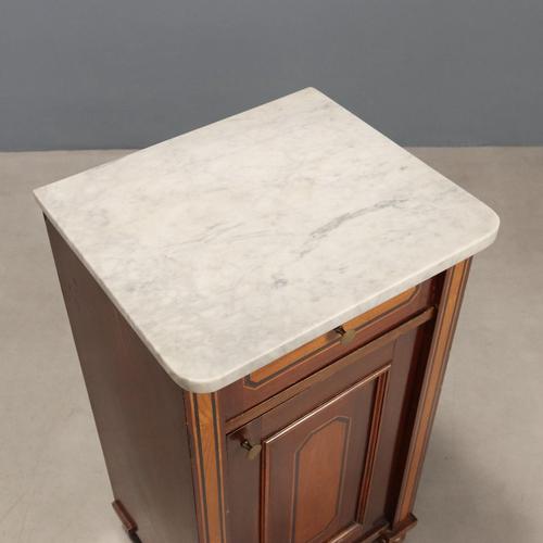 Antique Bedside Tables in Mahogany Veneer and White Marble, 20th Century, Set of 2 For Sale - Image 9 of 11