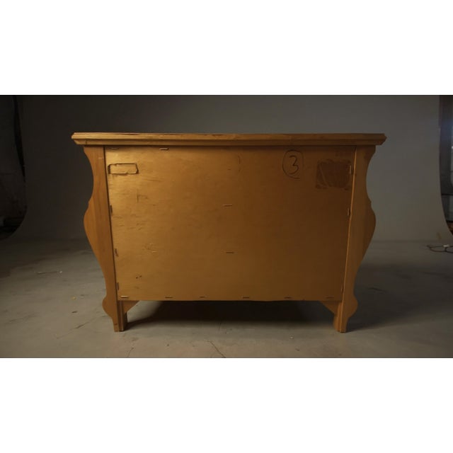 French 1980s Original Pulaski Hand‑Painted Bombe Chest – Model #0020142 – Excellent Condition – Made in Usa For Sale - Image 3 of 5