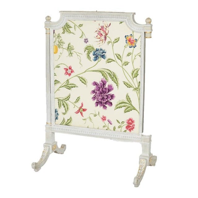 French French Louis XVI Style White & Gilt Fire Screen With Floral Fabric, 20th C For Sale - Image 3 of 16