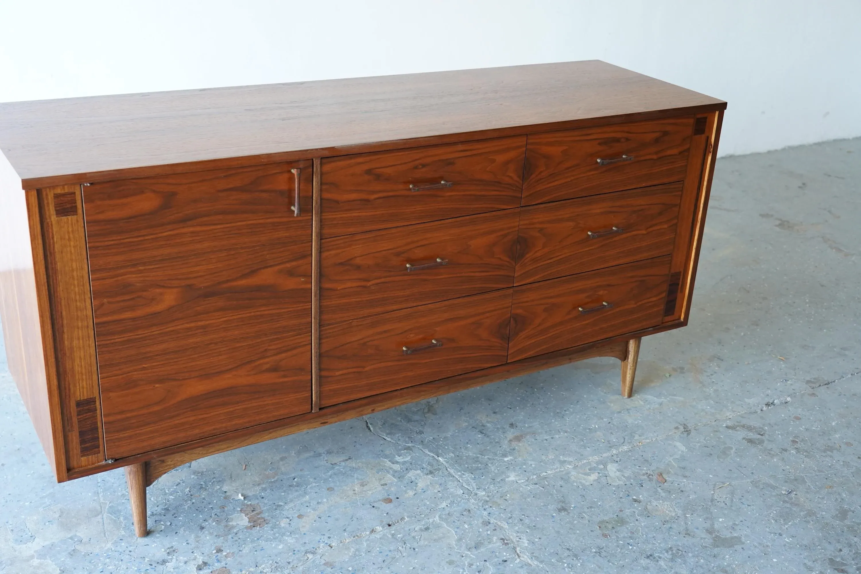 1960s Kroehler Mid-Century Modern Walnut Credenza Dresser With
