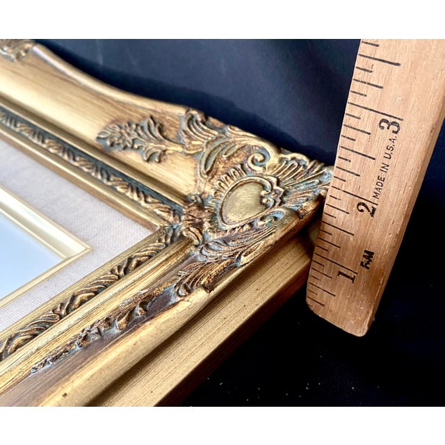 Vintage Classic Gold Gilt Style Wood Ornate Baroque/Rococo Style Frame Featuring a Built-in Linen Liner With Fillet Excellent Condition For Sale - Image 12 of 18