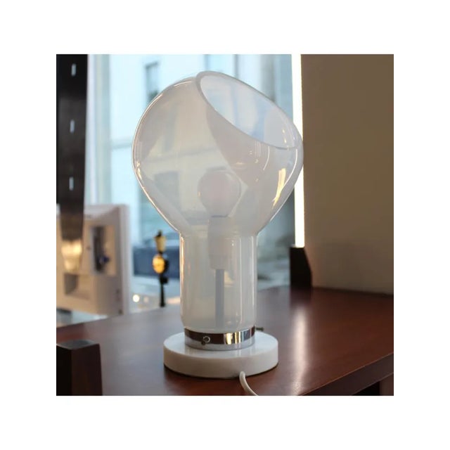 Type Table lamp white A Dating 1960-70 Style Mid-Century Model Section Origin Italy Conservation status Conserved...