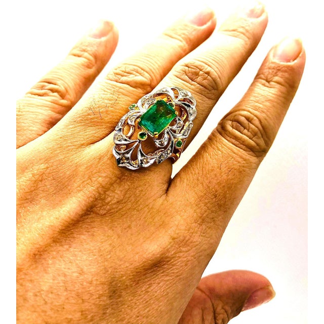 Baroque Bochic “Capri” Vintage Natural Diamond & Emerald Vintage Retro Ring Set In 18K For Sale - Image 3 of 11