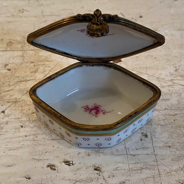 Early 19th Century French Sevres Porcelain Hand Painted Trinket Box Early 19th Century For Sale - Image 5 of 11