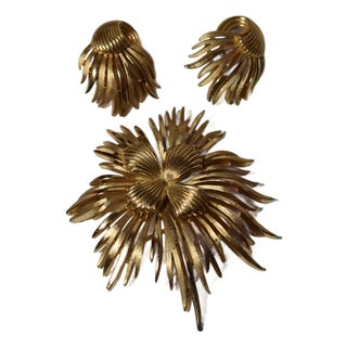 Vintage Crown Trifari Gold Tone Textured and Shiny Mod Atomic Pin Brooch & Earrings For Sale