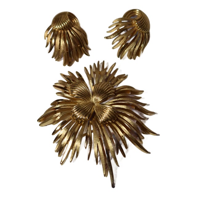 Vintage Crown Trifari Gold Tone Textured and Shiny Mod Atomic Pin Brooch & Earrings For Sale