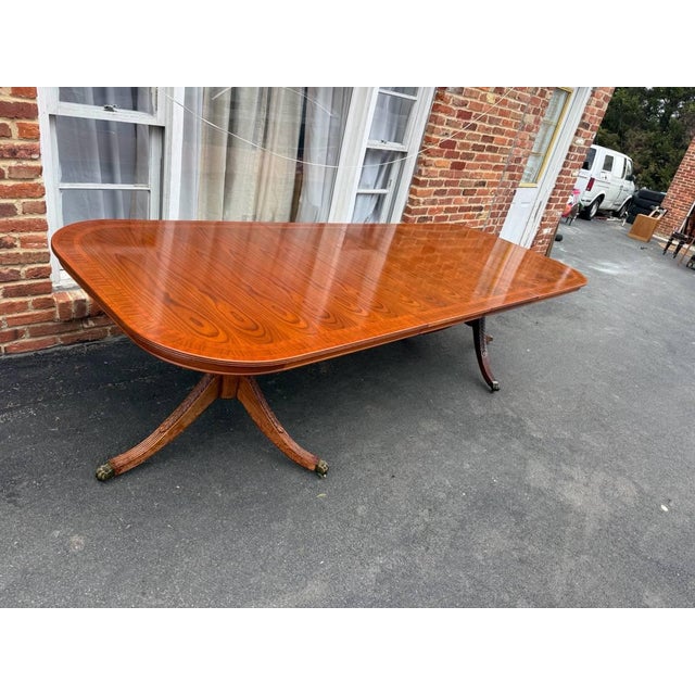 English Vintage George III Style Cross-Banded Top Double Pedestal Inlaid Dining Table With Leaves For Sale - Image 3 of 17