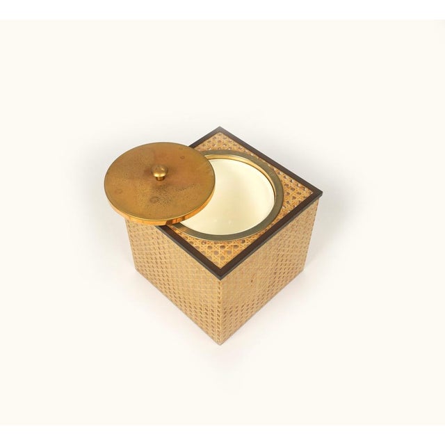 1970s Cube Ice Bucket in Acrylic, Rattan and Brass in the style of Christian Dior, 1970s For Sale - Image 5 of 15
