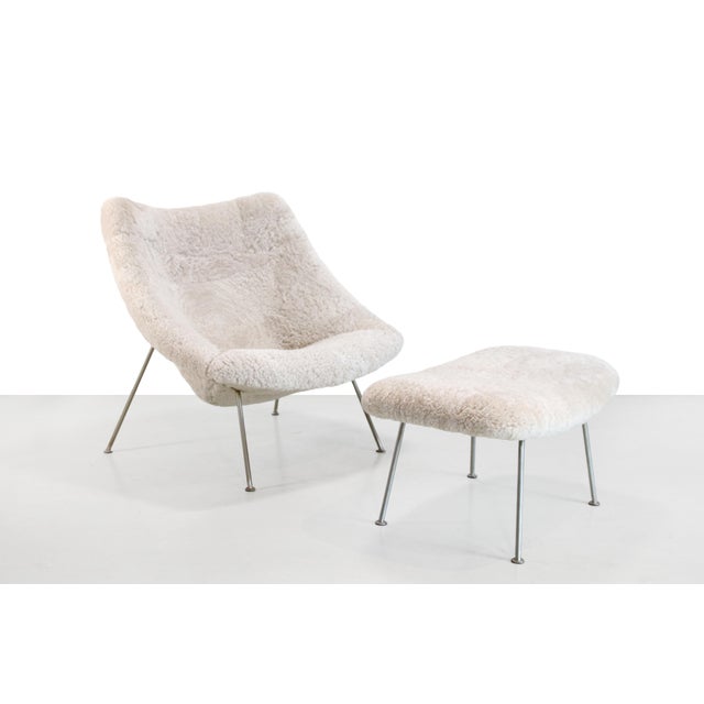 Set of F157 Oyster Armchair and Ottoman in Sheepskin by Pierre Paulin, 1950s For Sale - Image 3 of 3