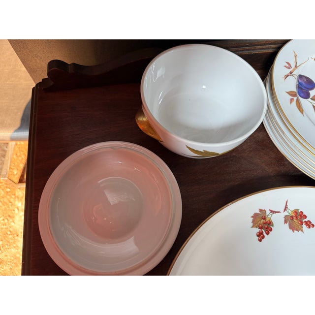 Antique White 1960s Set of Six Royal Worcester Evesham Vale Dinner Plates, Lidded Tureen and Platter For Sale - Image 8 of 12