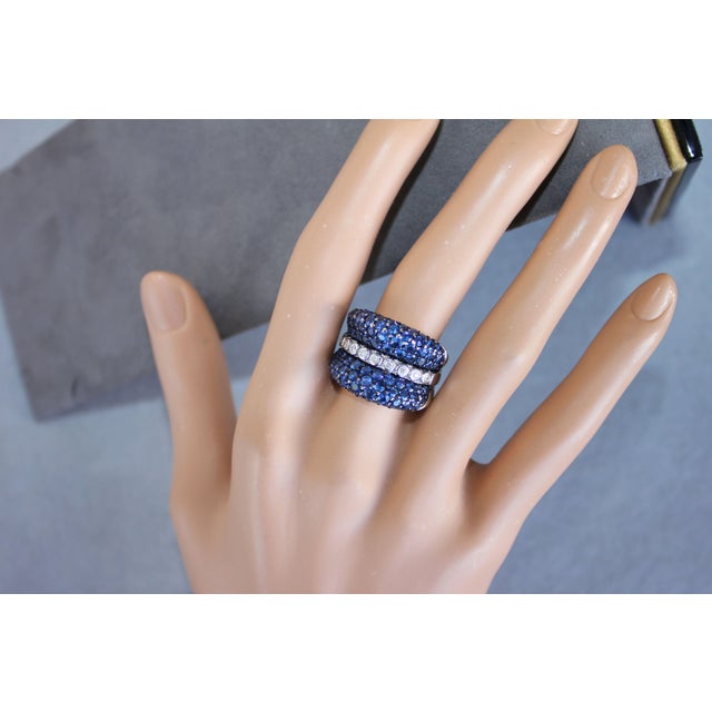 Round Diamond Bezel Set Blue Sapphire Pave Set 18 Karat White Gold Unique Ring, Size 7 For Sale - Image 13 of 14