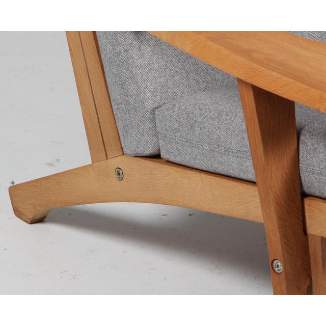 GE-370 Lounge Chair in Oak Frame and Hallingdal Wool by Hans J. Wegner for Getama, 1960s For Sale - Image 6 of 9