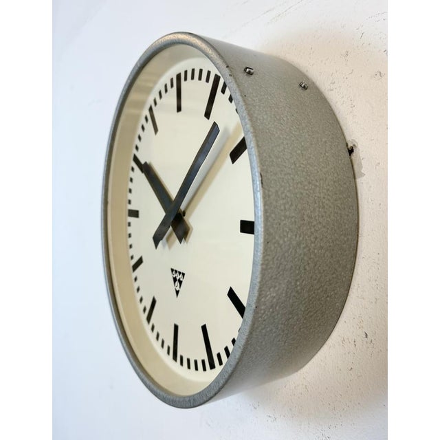 1960s Industrial Grey Factory Wall Clock from Pragotron, 1960s For Sale - Image 5 of 18