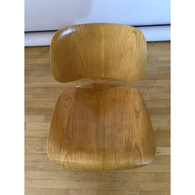 Brown LCW Chair by Charles & Ray Eames for Herman Miller Evans, 1940s For Sale - Image 8 of 9